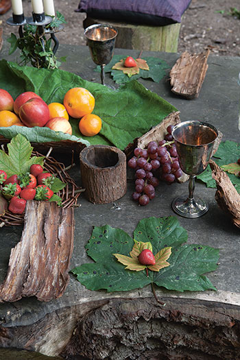 Add natural details of leaf place mats, bark plates and a bark fruit bowl
